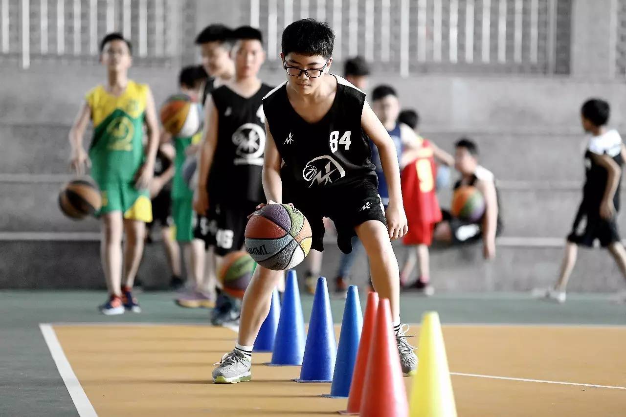 竞技篮球夏令营吸引万名青少年参与